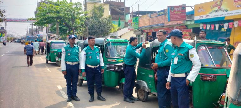 ট্রাফিক পুলিশের বিশেষ অভিযানে কাপ্তাই রাস্তার মাথায়  ১৮ গাড়ি আটক