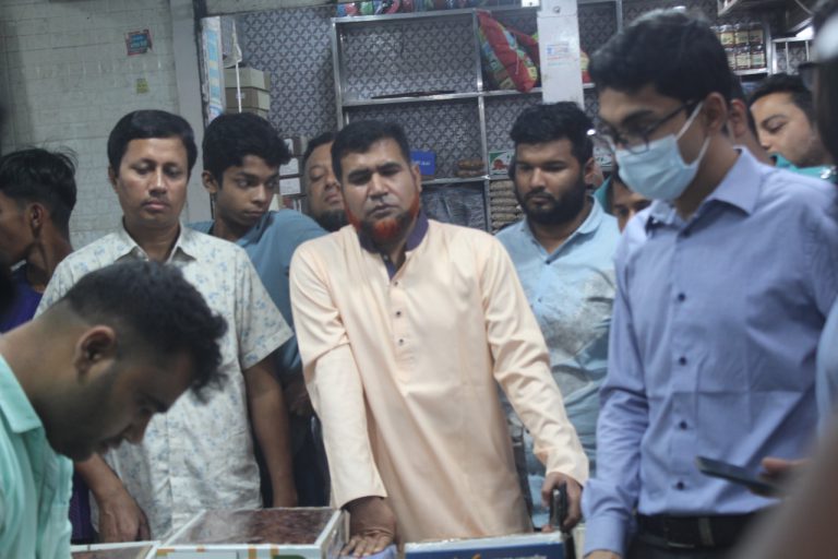 রিয়াজুদ্দিন বাজারে মজুদ  ১০০ টন খেজুর ৭দিনের মধ্যে খালাসের নির্দেশ